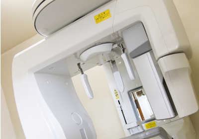 歯科用CT（コンピューター断層撮影装置）による正確で多角的な診断と綿密な治療計画を立案することが可能となります。